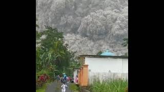 mengerikan😱 Detik detik gunung semeru jatim meletus pada hari sabtu 4 Desember 2021