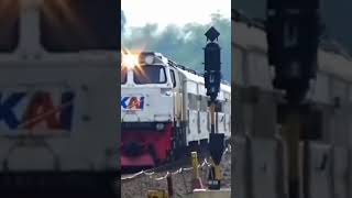 KA ranggajati ngebut di stasiun Kedinding