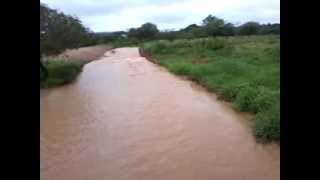 rio canabrava correndo agua,vista sobre a ponte canabrava em piripá-ba