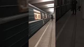 прибытие поезда метро Номерной на станцию Орехово