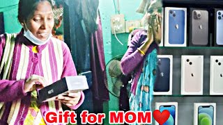 Gifting New Phone to mom | New Year Gift for mummy