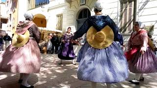 Danse provençale au marché d'antan de Bagnols en forêt