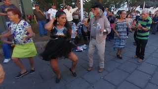 El Maestro Roshi y Sandra la Santaneca bailando con todo el sabor 💃🕺.