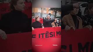 Partia Demokratike nuk i bashkohet, me pankarta në duar Partia e Lirisë protestë para SPAK