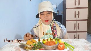 Mukbang ikan etem.tumis daun kucai.tempe goreng lalab dan sambel‼️nikmat nya Tiara tara maknyus ❤️