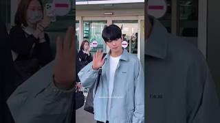 It is such a sweet gestures to see how reporters treat him.He is very well cared and loved💙#차은우