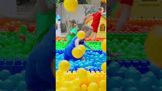 Jumping in a pool full with plastic balls 🟡🔵🟢🔴