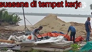 AKTIFITAS DI TEMPAT KERJA SUASANANYA HUJAN GERIMIS