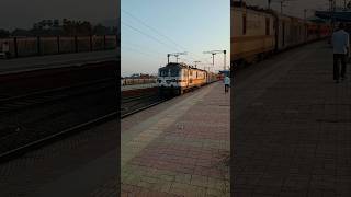 22993 - Bandra Terminus to Mahuva SF Express with (BRC WAP-7). #shorts