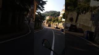 Camino desde CAMOGLI para llegar a PORTOFINO en Vespa! viajando sola.