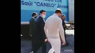 El Canelo dona un trailer de juguetes 🎄🤩