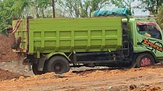 Mobil Dump Truk Pasir Hino 300 Jomplang Muatan Tanah Timbunan Tinggi Menggunung