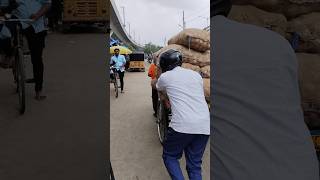 Helping a stranger labour to push the load | Helping Videos #shorts #helping #helpinghands