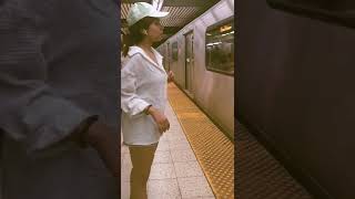 Deewane hum nahi hote | Mohabbat kee nahi jaati | Hot Indian Girl on Delhi Metro Station | in shorts