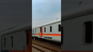 KA ranggajati ngebut di stasiun tarik