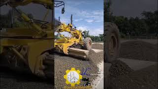 Moto niveladora marca Komatsu realizando nivelación en un proyecto d carreteras.#constructorajvc#op