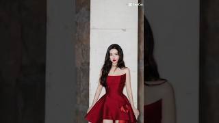 In this set, she throws a red dress, her lips are red like blood, it is really beautiful 😘🇨🇳