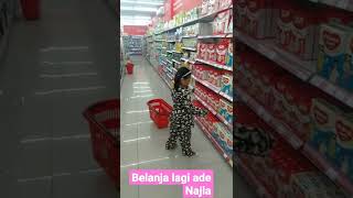 Jalan jalan Ade Najla lagi belanja