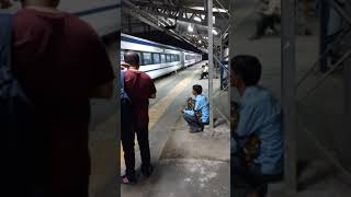 20902 - Mumbai Central Vande bharat Express Slowly Crossing Dahisar.  #youtubeshorts #ytshorts .