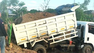 Truk Pasir, Mobil Dump Truk Bongkar Muatan Cadas Full Bak Menggunung Dilokasi Rawan Amblas