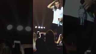 "He threw beer and it went in my eye"_Harry Styles #1D #shorts