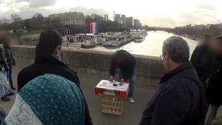 Three Card Monty Scammer on the Pont d'Léna at the Eiffel Tower in Paris