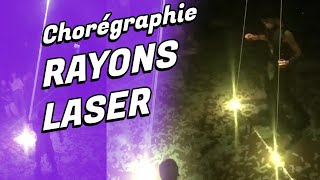 Il réalise une chorégraphie avec des lasers !