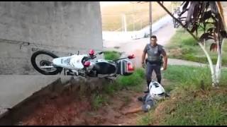 Polícia da Rocam caindo da Moto