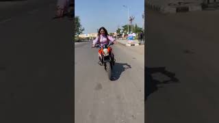 Dakhraho kaise ride karne time pe sunglass panna