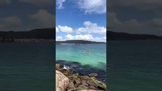 Sinta a paz e leveza de um desfrute na passarela entre a Praia de Bombinhas e Prainha nos trazem 😍