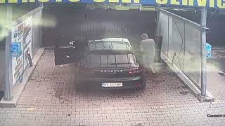 Un șofer și-a adus Porsche-ul la spălătorie și pleacă cu găleata și peria