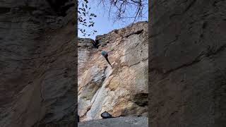 Tırmanıcı kız kötü düştü. Climbing girl falls badly