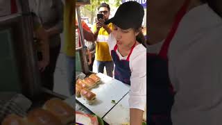 beautiful girl selling bada paw in Delhi 😱 femous girl selling बड़ा पाव गर्ल @foodie-ayush1