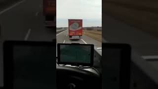 Украинец кидает саморезы под Русскую фуру. Ukrainian throws screws under the Russian truck!