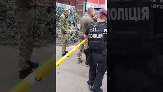 В городе Ковель Волынской области местные жители устроили массовые протесты перед зданием военкомата