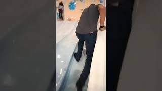 Vídeo cassetada em parquinho no shopping