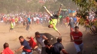 Toro  de La Vega lanza a un hombre por los aires