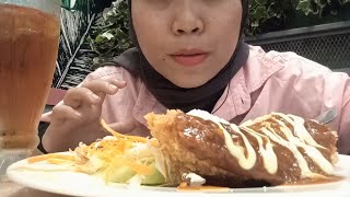 mukbang di SOLARIA. ayam Mozarella. Mozarella nya gak berasa. 7/10#mukbang #solaria