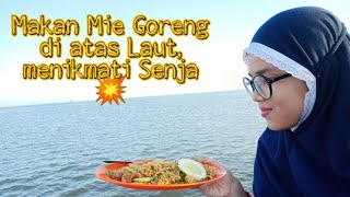 Makan Mi Goreng diatas Laut di Salah Satu Cafe di Bontang Kuala.