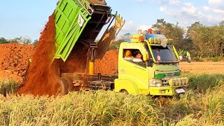 Mobil Dump Truk Pasir Jomplang Tanah Timbunan Sampai Tumpah-tumpah