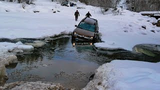 Дастеры ломают стереотипы и лёд - Штурм горной реки вслед за УАЗом