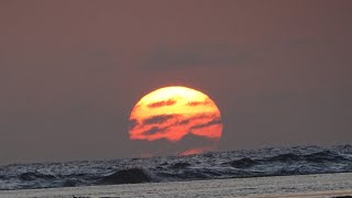 Detik-detik Matahari Terbenam di Pantai Minajaya