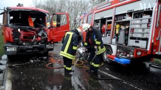 Lkw kracht auf Gülle-Traktor