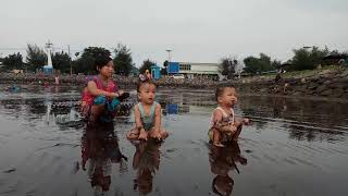 KHADIJAH dan HUMAIRAH main pasir pertama di pantai Qodim&Riska