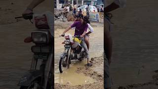 Bike wala Tariq road par Kechar main phas gaya #tariqroadwholesalemarket #rainupdate @beepdottv