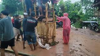 Mengangkat Bab! Besar diatas Lettoa. Di Toraja