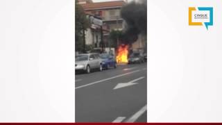 Ciampino, scooter va a fuoco. Paura e fumo nero