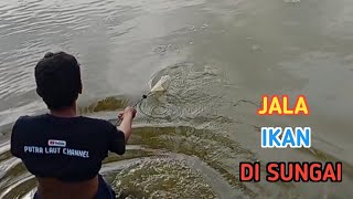 menjala ikan di sungai tapi nggak dapat banyak ikan nya pada sembunyi