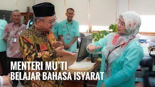 Menteri Mu'ti belajar bahasa isyarat