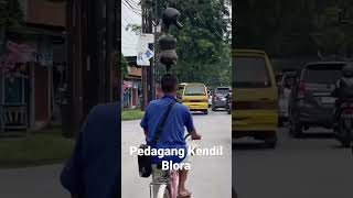 Aksi bawa kendil di atas kepala